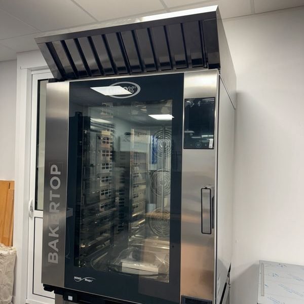 Installation d'un four ventilé 400x600 UNOX avec sa hotte et son piètement